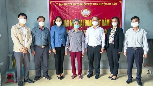 Ủy ban MTTQ Việt Nam huyện Gia Lâm bàn giao Nhà đại đoàn kết và trao hỗ trợ mắc bệnh hiểm nghèo
