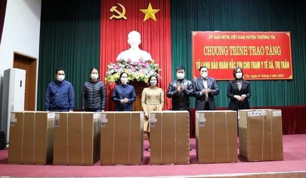 Huyện Thường Tín trao tặng 58 tủ lạnh bảo quản Vaccine Covid-19 cho 29 trạm Y tế xã, thị trấn