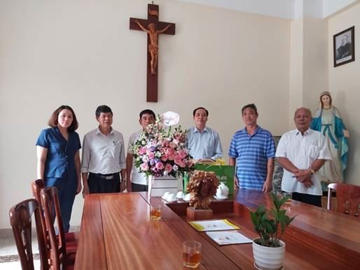 Lãnh đạo quận Long Biên thăm Linh mục dịp Lễ Phục sinh