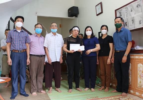 Ủy ban MTTQ Việt Nam huyện Quốc Oai kịp thời  hỗ trợ hộ gặp tai nạn rủi ro