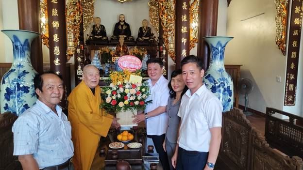 Thanh Oai thăm, tặng quà nhân dịp Đại lễ phật đản năm 2022