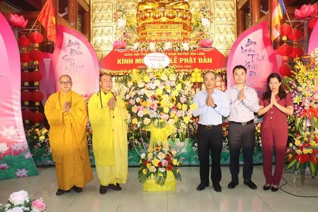 Lãnh đạo huyện Gia Lâm chúc mừng Đại lễ Phật đản Phật lịch 2566-Dương lịch 2022 tại chùa Đào Xuyên