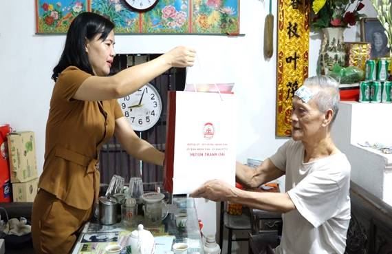 Thanh Oai thăm, tặng quà nhân dịp 75 năm ngày Thương binh liệt sỹ