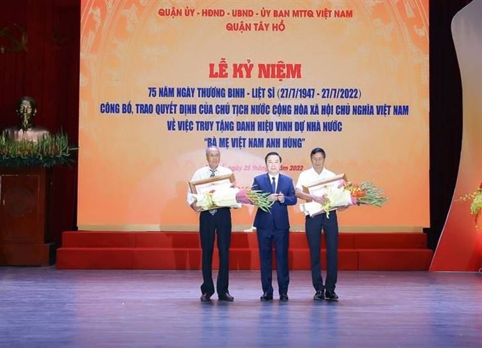 Quận Tây Hồ tổ chức trọng thể Lễ kỷ niệm 75 năm Ngày Thương binh - Liệt sĩ và công bố trao quyết định truy tặng danh hiệu vinh dự nhà nước Mẹ Việt Nam Anh hùng