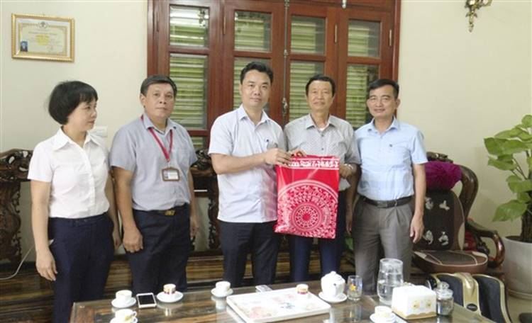 Ủy ban MTTQ Việt Nam huyện Gia Lâm tặng quà Nhân dịp kỷ niệm 75 năm ngày Thương binh - Liệt sỹ (27/71947-27/7/2022)