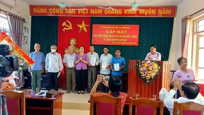 Ủy ban MTTQ Việt Nam huyện Ba Vì tặng 100 suất quà cho 100 nạn nhân da cam/Dioxin trên địa bàn huyện nhân kỷ niệm 15 năm thành lập và 61 năm ngày thảm họa da cam Việt Nam (10/8/1961-10/8/2022)
