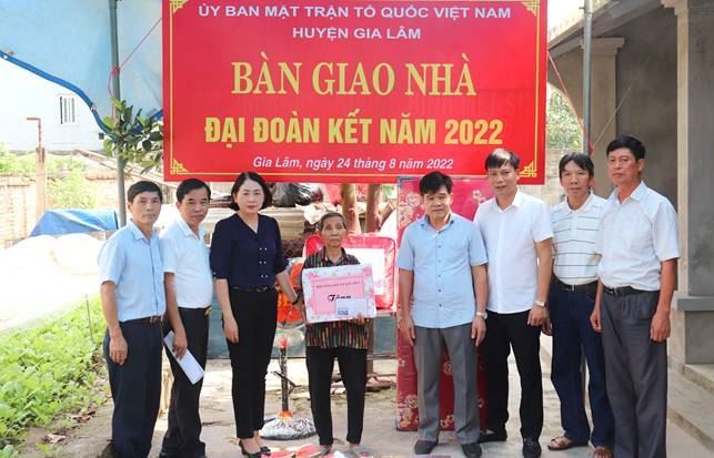 Ủy ban MTTQ Việt Nam huyện Gia Lâm bàn giao Nhà Đại đoàn kết tại xã Yên Viên 