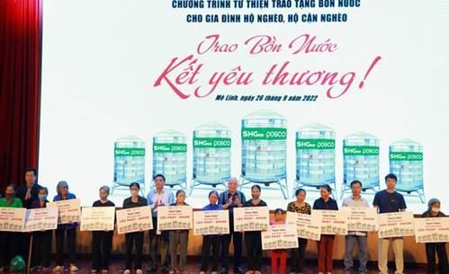 Ủy ban MTTQ Việt Nam huyện Mê Linh phối hợp trao tặng 100 bồn nước cho các hộ nghèo, hộ cận nghèo trên địa bàn huyện Mê Linh