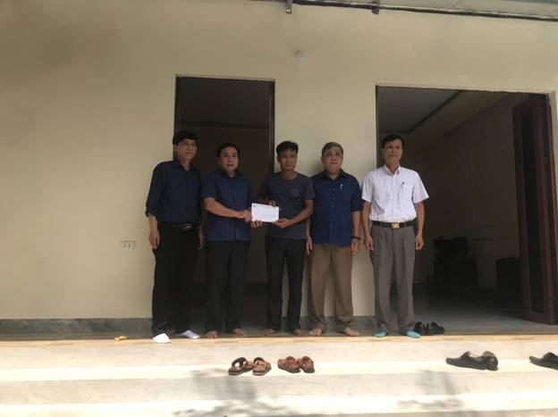 Ủy ban MTTQ Việt Nam huyện Thanh Oai hỗ trợ kinh phí xây dựng nhà đại đoàn kết tại xã Cao Viên