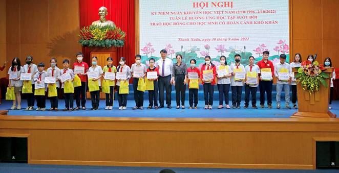 Ủy ban MTTQ Việt Nam quận Thanh Xuân tặng quà cho học sinh có hoàn cảnh khó khăn nhân Ngày khuyến học Việt Nam