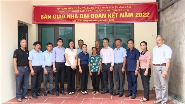 Uỷ ban MTTQ Việt Nam huyện Gia Lâm bàn giao 04 ngôi nhà Đại đoàn kết