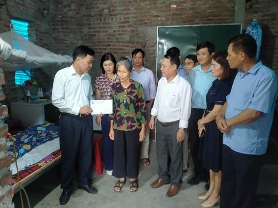 Chủ tịch Ủy ban MTTQ Việt Nam huyện Quốc Oai hỗ trợ hộ có hoàn cảnh đặc biệt khó khăn gặp tai nạn rủi ro