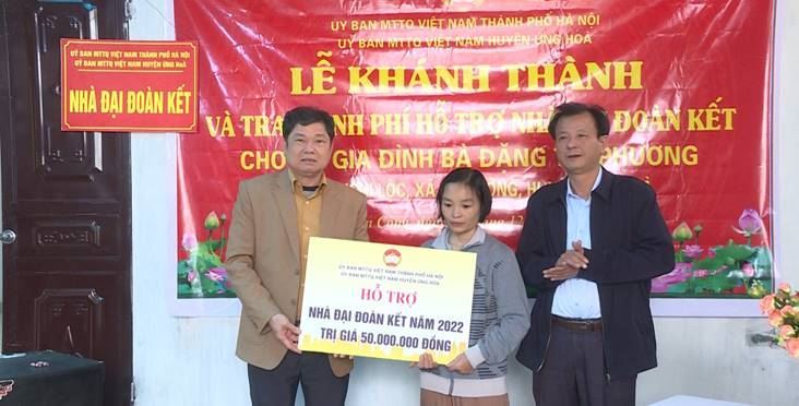 Ủy ban MTTQ Việt Nam huyện Ứng Hòa tiến hành bàn giao kinh phí xây dựng 3 nhà Đại đoàn kết tại xã Sơn Công và Viên An