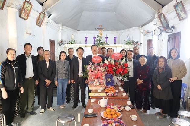 Lãnh đạo quận Nam Từ Liêm thăm, tặng quà Giáo xứ, Giáo họ công Giáo dịp Lễ Giáng sinh 2022