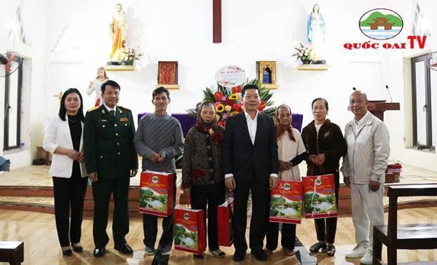 Huyện Quốc Oai tổ chức thăm và tặng quà nhân dịp Lễ Noel 2022