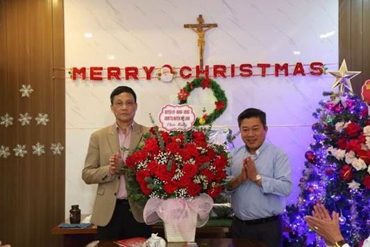 Lãnh đạo huyện Mê Linh đi thăm, chúc mừng đồng bào Công giáo nhân dịp Lễ Giáng sinh năm 2022.