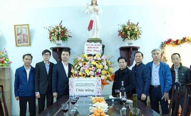 Ủy ban MTTQ Việt Nam huyện thăm hỏi, chúc mừng một số giáo họ trên địa bàn Huyện nhân dịp Lễ Giáng sinh 2022