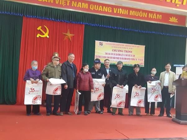 Ủy ban MTTQ Việt Nam huyện phối hợp với Ngân hàng Agribank chi nhánh Thường Tín tổ chức tặng quà cho các đối tượng chính sách, người nghèo có hoàn cảnh khó khăn, nạn nhân chất độc da cam trên địa bàn xã Hòa Bình