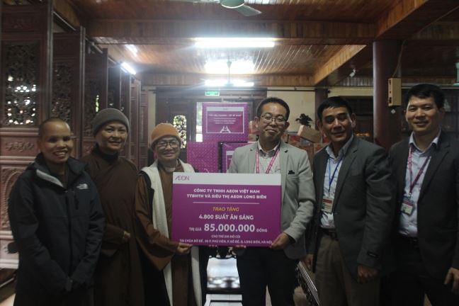 Ủy ban MTTQ Việt Nam quận Long Biên phối hợp tặng quà tết cho bệnh nhân có hoàn cảnh khó khăn, trung tâm bảo trợ xã hội
