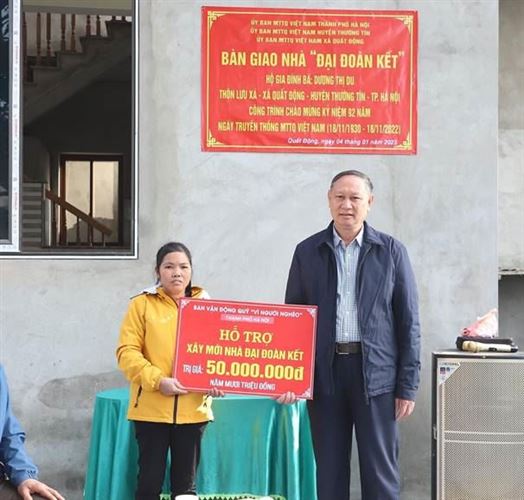 Huyện Thường Tín trao tiền hỗ trợ xây nhà Đại đoàn kết cho hộ nghèo