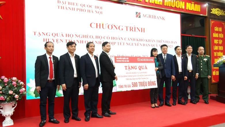Ủy ban MTTQ Việt Nam huyện phối Đoàn đại biểu Quốc hội thành phố Hà Nội, Ngân hàng Agribank hỗ trợ hộ nghèo, hộ có hoàn cảnh khó khăn trên địa bàn huyện Thanh Oai