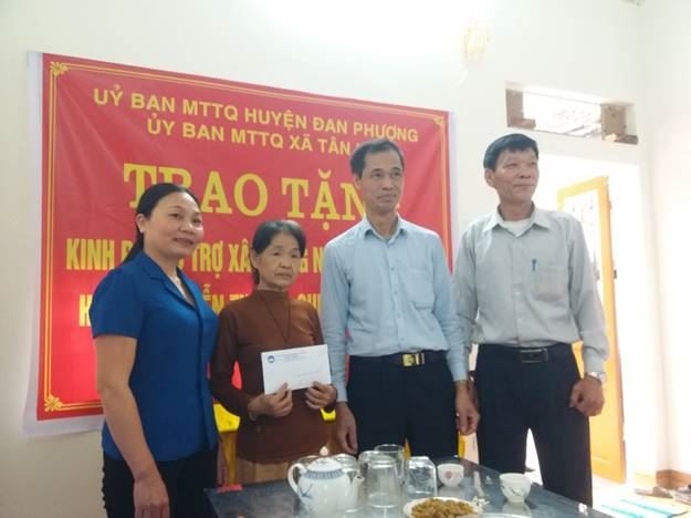 Ủy ban MTTQ Việt Nam huyện Đan Phượng trao hỗ trợ xây nhà Đại đoàn kết