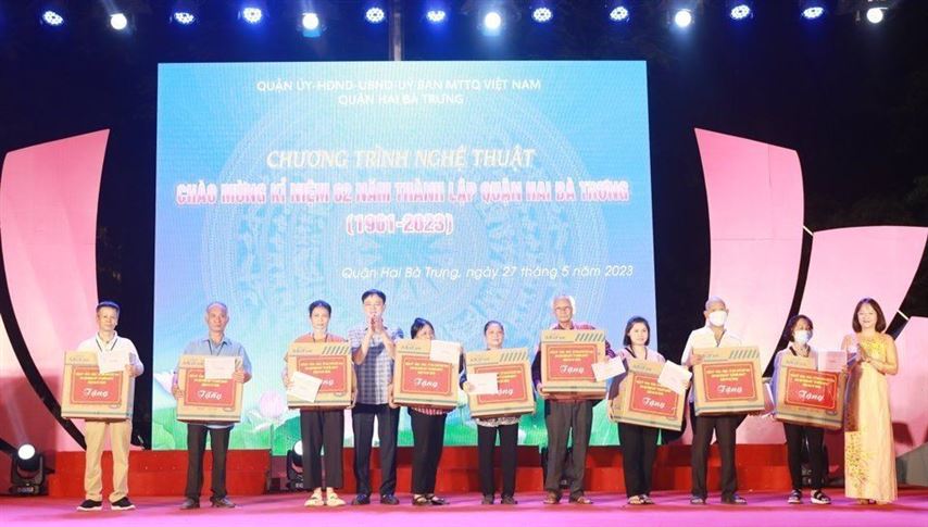 Ủy ban MTTQ Việt Nam quận Hai Bà Trưng tặng quà 62 hộ gia đình có hoàn cảnh khó khăn nhân kỷ niệm 62 năm thành lập quận (1961 - 2023)