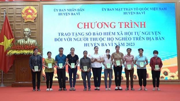 Ủy ban MTTQ Việt Nam huyện Ba Vì phối hợp với UBND huyện trao tặng sổ bảo hiểm xã hội cho người nghèo trên địa bàn huyện