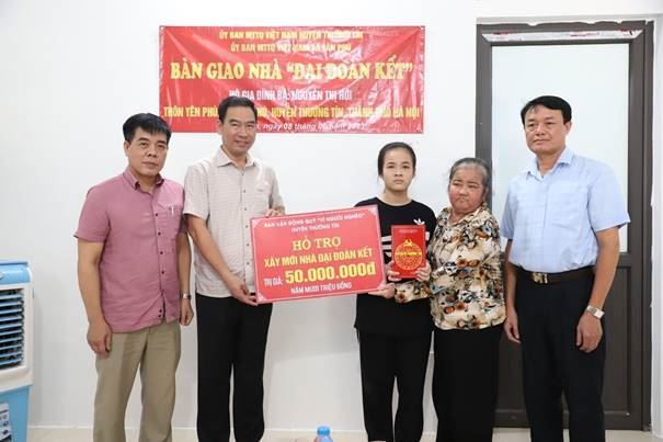 Huyện Thường Tín bàn giao tiền hỗ trợ xây dựng nhà Đại đoàn kết cho hộ nghèo xã Văn Phú
