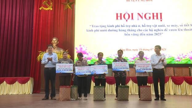 Huyện Ứng Hòa tổ chức trao kinh phí hỗ trợ xây dựng nhà, bò sinh sản, xe  máy cho hộ có hoàn cảnh khó khăn và ký kết chương trình phối hợp giữa Ủy ban MTTQ Việt Nam và Hội Chữ thập đỏ huyện
