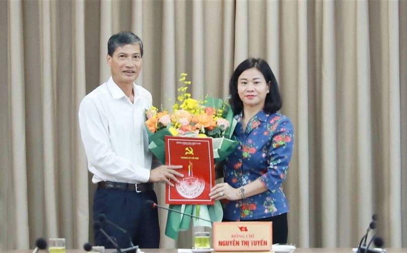 Trao quyết định nghỉ hưu cho đồng chí Nguyễn Anh Tuấn, Phó Chủ tịch Thường trực Ủy ban MTTQ Việt Nam thành phố