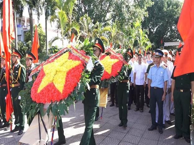 Đoàn lãnh đạo huyện Mỹ Đức dâng hương tưởng niệm các Anh hùng liệt sỹ và Chủ tịch Hồ Chí Minh vĩ đại
