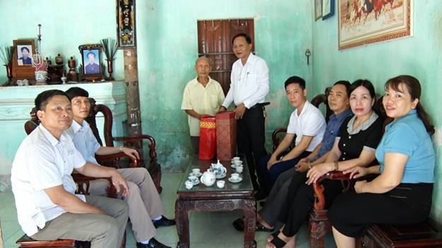 Thanh Oai thăm, tặng quà nhân dịp 76 năm ngày Thương binh liệt sỹ