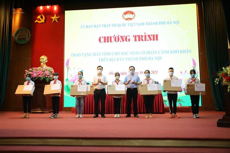 Ủy ban MTTQ Việt Nam Thành phố Hà Nội trao 25 bộ máy tính cho học sinh khó khăn trên địa bàn Thành phố trong chương trình “Sóng và máy tính cho em” đợt 2