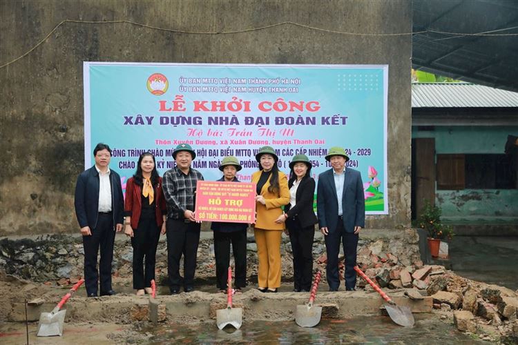 Ủy ban MTTQ Việt Nam Thành phố Hà Nội trao tặng kinh phí xây dựng Nhà đại đoàn kết cho hộ cận nghèo huyện Thanh Oai,