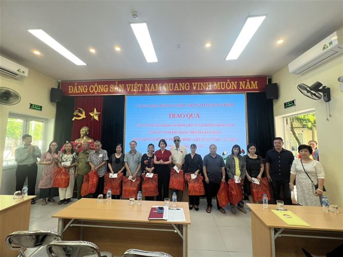 Ủy ban MTTQ Việt Nam quận Ba Đình tặng 73 xuất quà trị giá hơn 50 triệu đồng nhân kỷ niệm 76 năm ngày Thương binh - Liệt sỹ