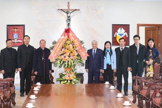 Chủ tịch Ủy ban TW MTTQ Việt Nam Đỗ Văn Chiến thăm, chúc mừng Tòa tổng Giám mục Tổng giáo phận Hà Nội và Hội thánh Tin Lành Việt Nam (miền Bắc).