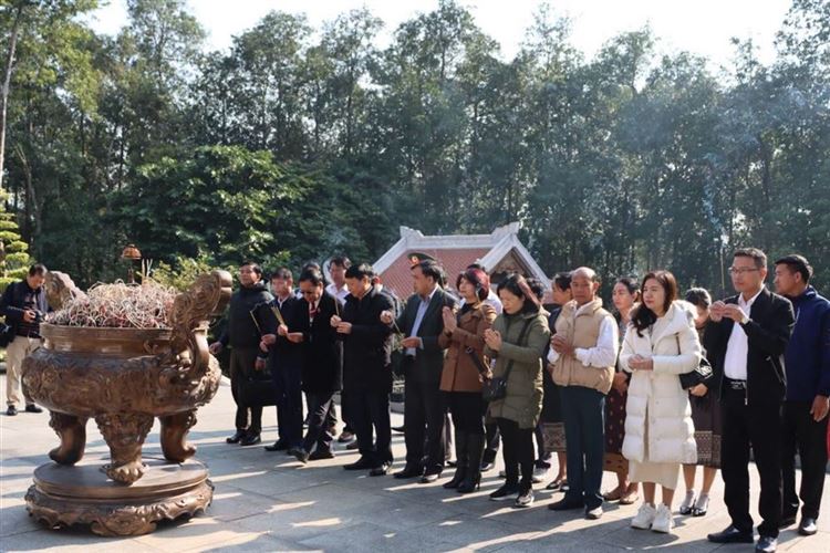 Đoàn Đại biểu Ủy ban Mặt trận Lào xây dựng đất nước dâng hương tưởng niệm Chủ tịch Hồ Chí Minh tại Khu di tích lịch sử K9