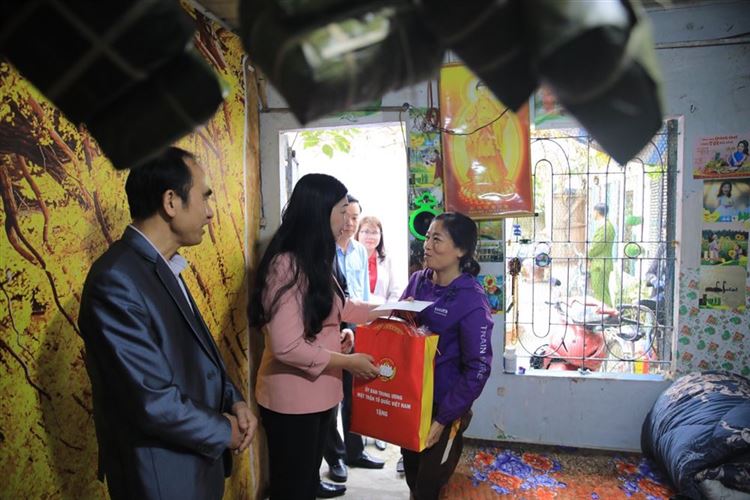 MTTQ Việt Nam TP Hà Nội: Thăm, tặng quà cho các bệnh nhân nghèo nhân dịp Tết nguyên đán Giáp Thìn 2024