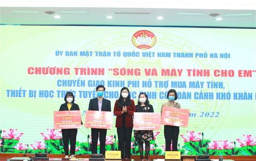 1.6. Ủy ban MTTQ Việt Nam TP trao tặng 30 máy tính bảng cho học sinh các trường khuyết tật