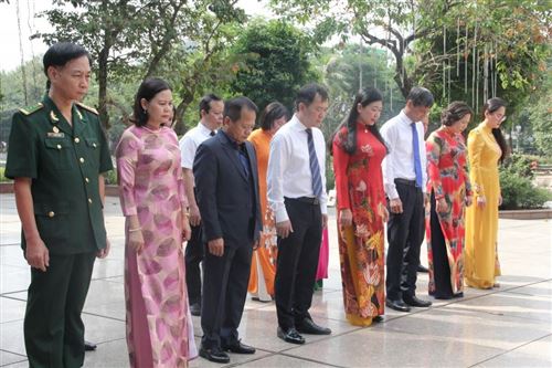 17.11.Đoàn đại biểu của Ủy ban MTTQ Việt Nam TP Hà Nội thành kính bày tỏ lòng biết ơn vô hạn đối với hai vị lãnh tụ