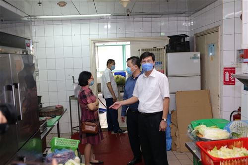 Phó Chủ tịch Ủy ban MTTQ Việt Nam thành phố Hà Nội Nguyễn Sỹ Trường kiểm tra công tác đảm bảo các điều kiện phục vụ cho cách ly những người ở vùng dịch về tại khách sạn Sunway, quận Hai Bà Trưng.