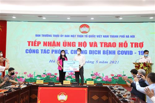 Chủ tịch Ủy ban MTTQ Việt Nam Thành phố Nguyễn Lan Hương tiếp nhận ủng hộ công tác phòng chống dịch Covid-19 của Ngân hàng Viêttin bank