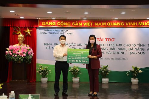 Chủ tịch Ủy ban MTTQ Việt Nam Thành phố Nguyễn Lan Hương tiếp nhận ủng hộ kinh phí mua vaccine phòng chống dịch Covid-19 