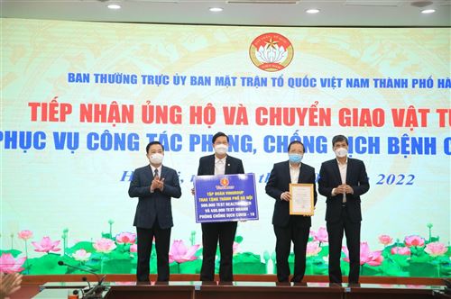 Đồng chí Nguyễn Anh Tuấn – Phó Chủ tịch TT Ủy ban MTTQ Việt Nam TP tiếp nhận ủng hộ vật tư y tế phục vụ phòng chống dịch Covid từ tập đoàn Vingroup (1/3)