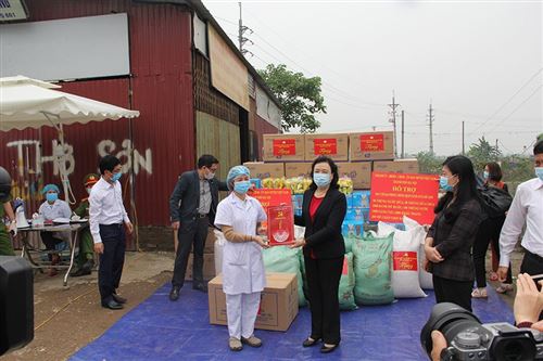Thăm chốt thôn Hạ Lôi, xã Mê Linh đang thực hiện Cách ly