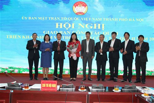 Các đồng chí Chủ tịch, Phó Chủ tịch và Ban Thường trực Ủy ban MTTQ Việt Nam TP Hà Nội chụp ảnh lưu niệm