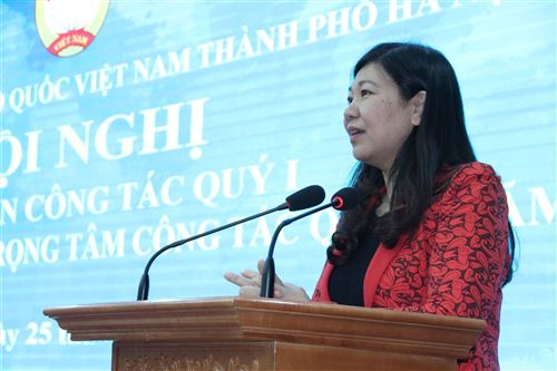 Đồng chí Nguyễn Lan Hương - UVTV Thành ủy, Trưởng ban Dân vận Thành ủy, Chủ tịch Ủy ban MTTQ Việt Nam TP phát biểu tại hội nghị