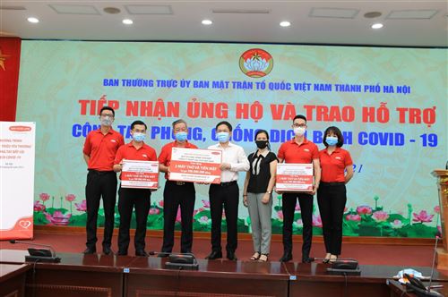 Phó Chủ tịch Ủy ban MTTQ Việt Nam thành phố Hà Nội, Đàm Văn Huân tiếp nhận ủng hộ công tác phòng, chống dịch Covid-19 