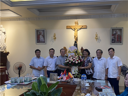 Phó Chủ tịch Ủy ban MTTQ Việt Nam thành phố Hà Nội, Nguyễn Thị Kim Dung thăm, chúc mừng các vị Giám mục, Linh mục nhân ngày Lễ Quan Thầy Thánh PHÊRÔ năm 2021